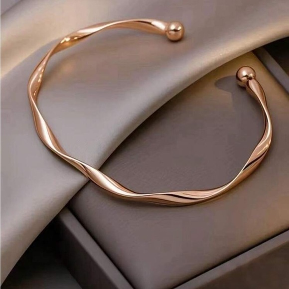 Jewelry - Chic Gold-Toned Twisted Bracelet